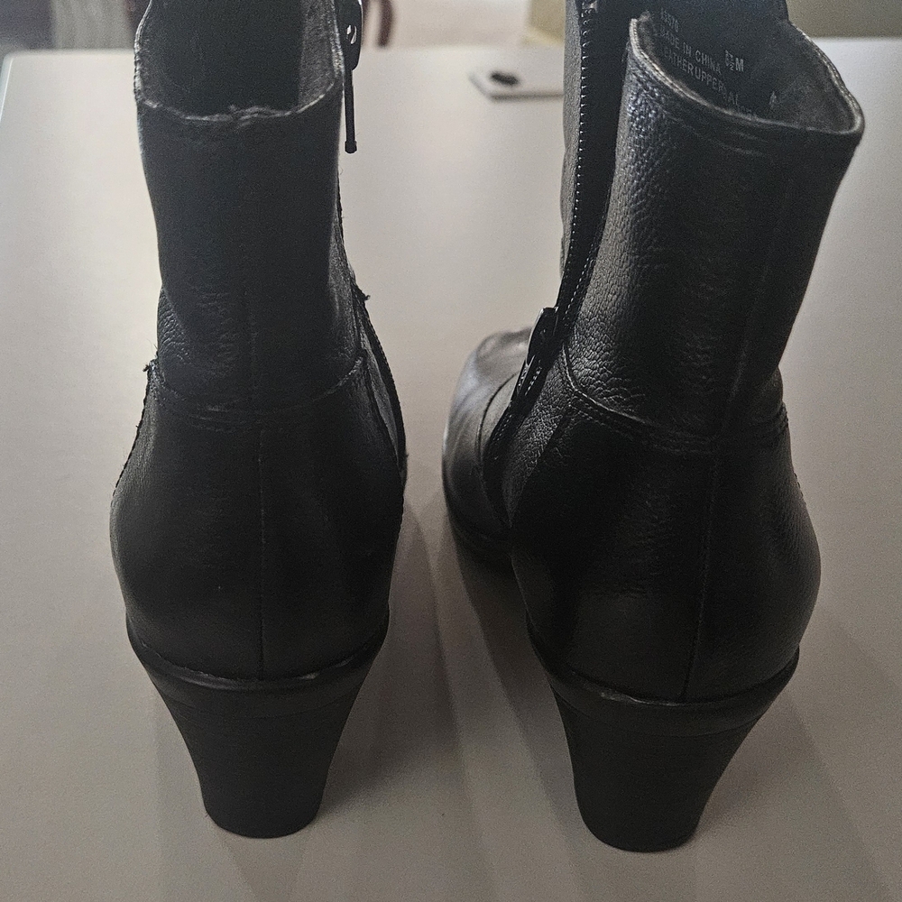 Clarks Black Leather Heeled Booties Side Zip Ankle Boot Shoes Womens Size 6 1/2 - Picture 4 of 5